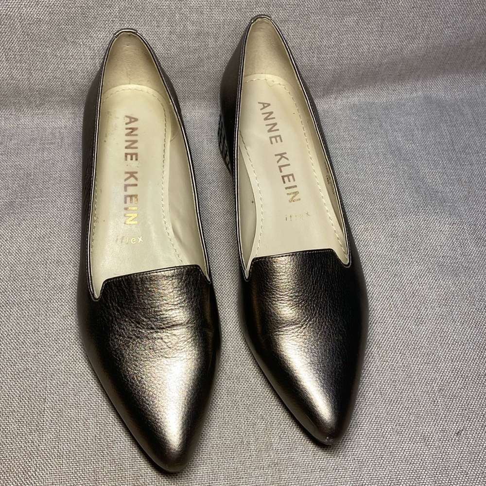 ANNE KLEIN Women’s Akkimbra Gold Shock Pointed Toe ,Heel Shoes. Size 8